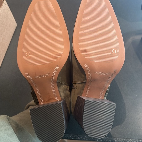 Vionic Carnelia Women's Boot (Olive) - Picture 4 of 4